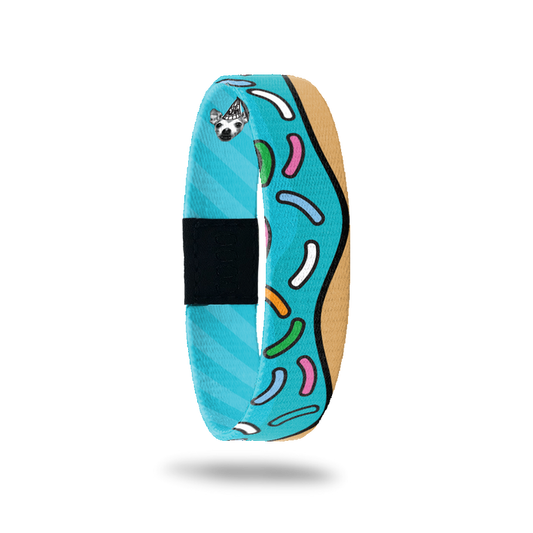 This is a reversible single and a free item if you're part of the birthday club. Each year the design changes. Currently there are two available designs: teal blue with "cake" on one edge and sprinkles all over the ZOX. The other design is the same but comes in 4 colorways with various gradient colors.  You can not pick your color and it will be random.