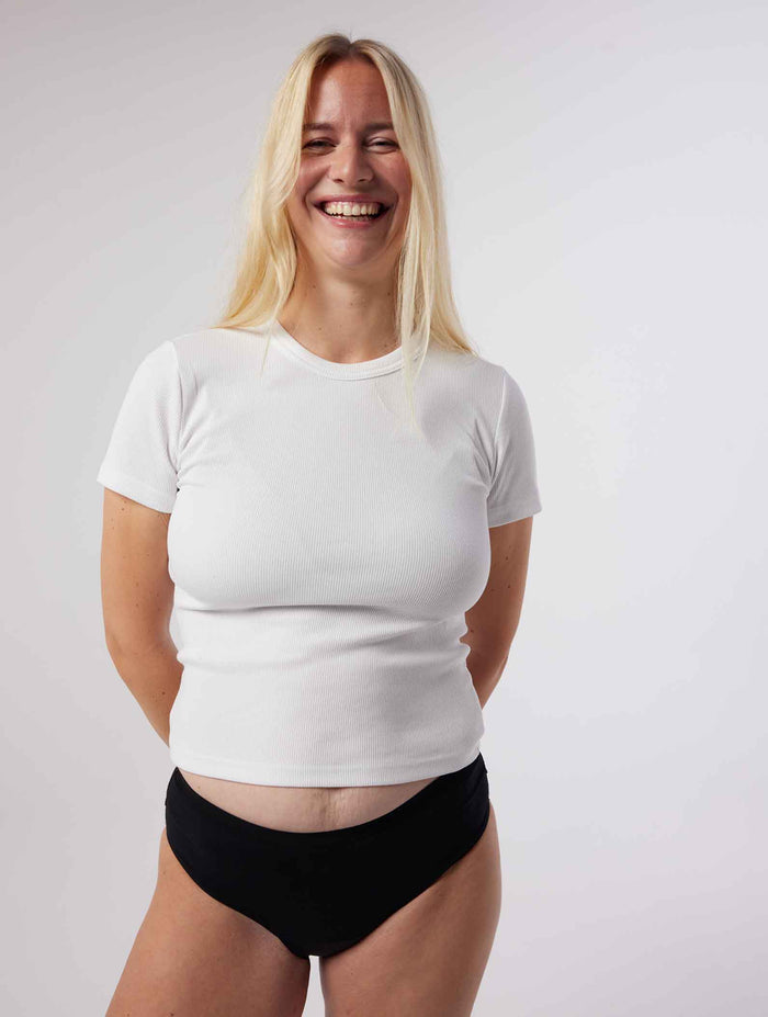 femme portant une culotte pour fuite urinaire