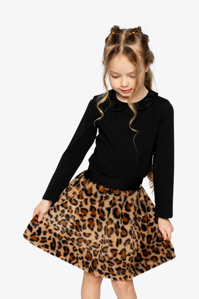 Lookbook: child wearing the Deux par Deux black Peter Pan collar tee