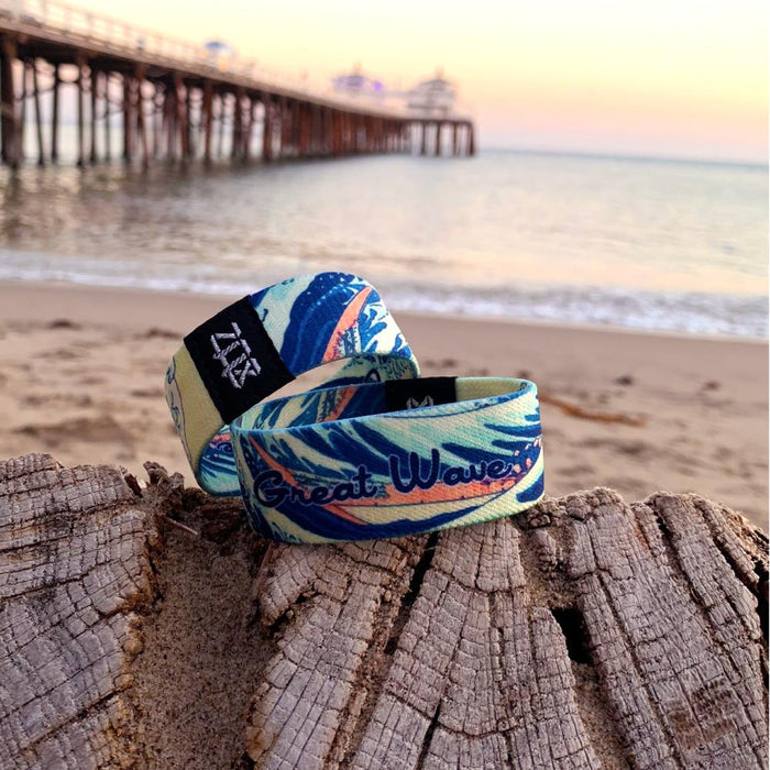 Lifestyle photo showing inside and outside of The Great Wave on a stump in front of the ocean