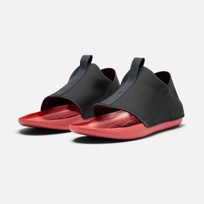 Angled view of MISE Relaxed 2 kitchen shoe red insoles.