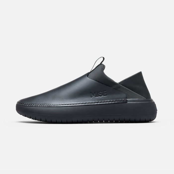 MISE Relaxed 2 black slip-resistant kitchen shoes lateral view.