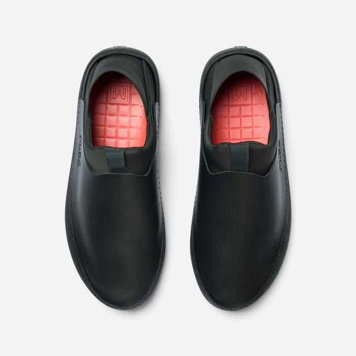 The Relaxed 2 top-down view showing black slip-on kitchen shoes with red cushioned insoles and MISE logo.