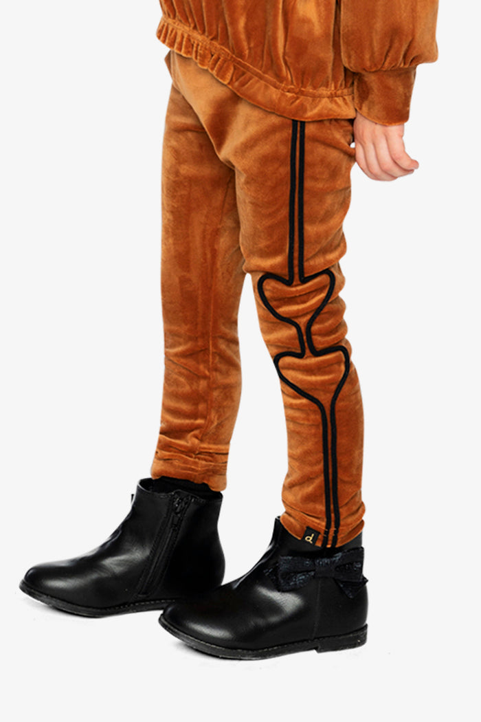 Lookbook: child in the brown shimmer velvet leggings by Deux par Deux