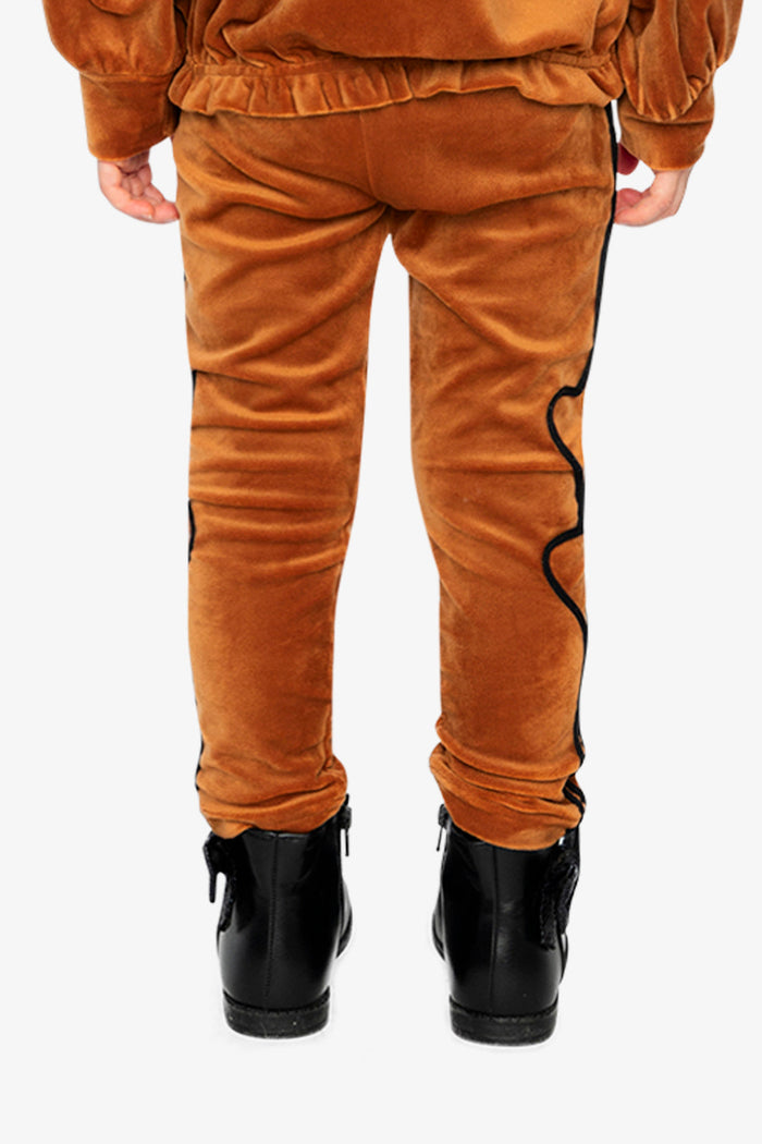 Lookbook: child wearing the Deux par Deux brown velvet leggings, third image