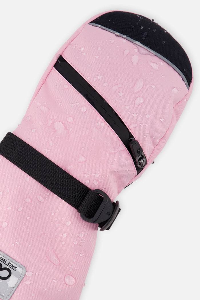 Deux par Deux Teknik kids' mittens in light pink – close-up of the water-repellent shell